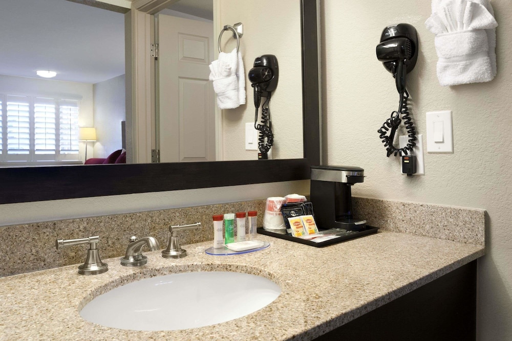Infinity Inn & Suites 16/30