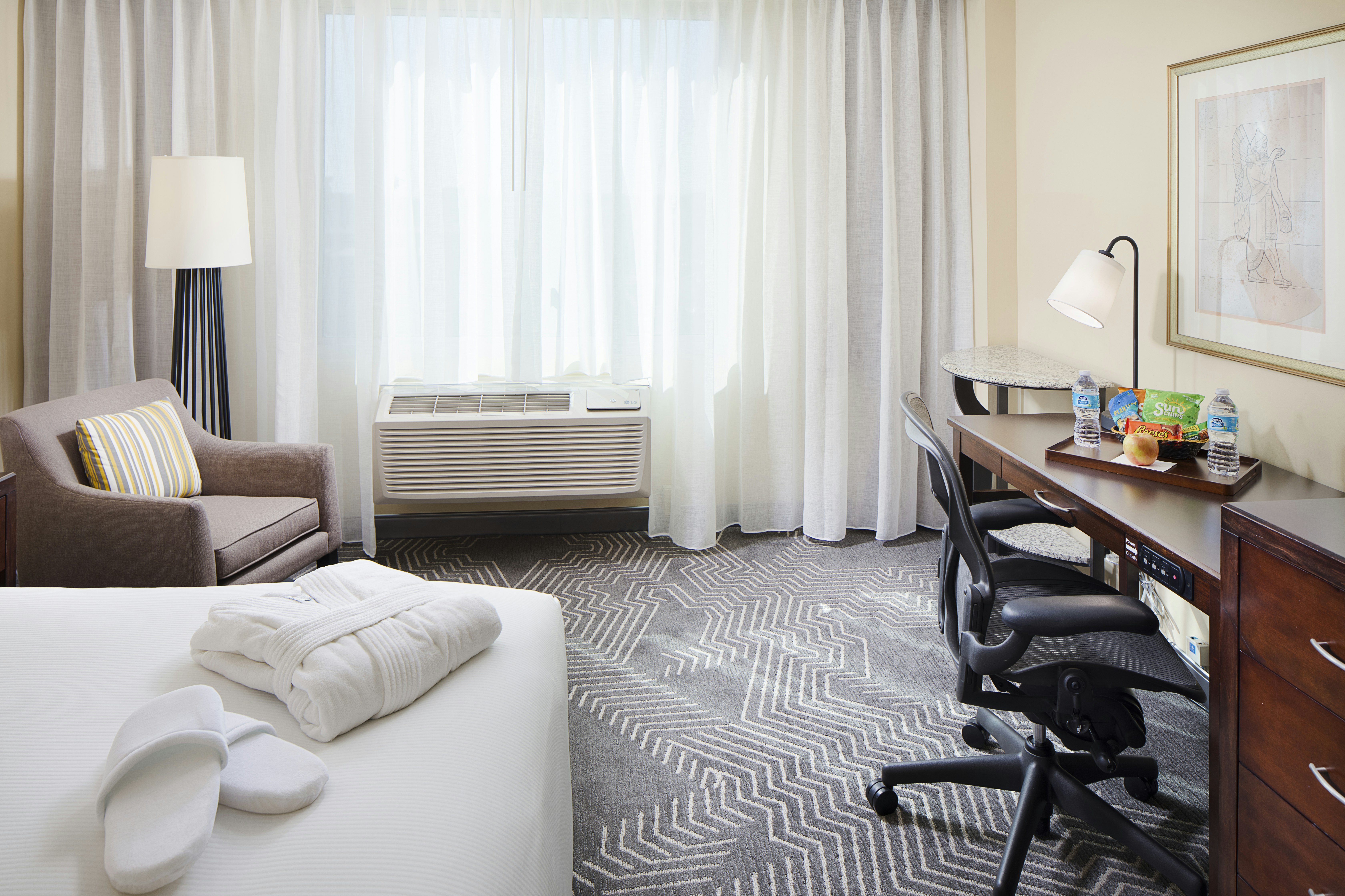 King Bed, DoubleTree by Hilton Los Angeles - Commerce 2/3