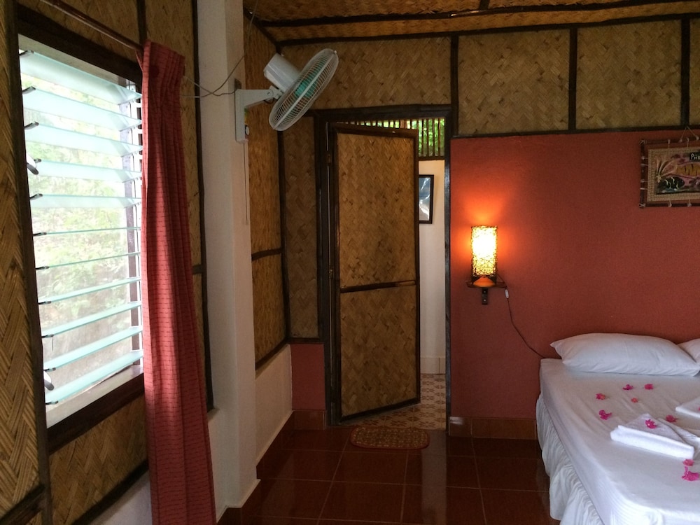 Discovery Island Resort and Dive Center 50/50