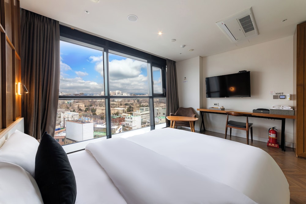SUPERIOR, DOUBLE BED, CITY VIEW