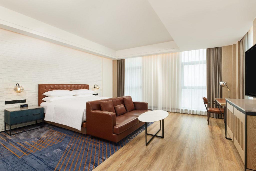 Ambassador, Suite, King Bed, City View
