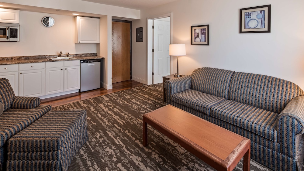 Charlevoix Inn Suites, SureStay Collection by Best Western 34/45