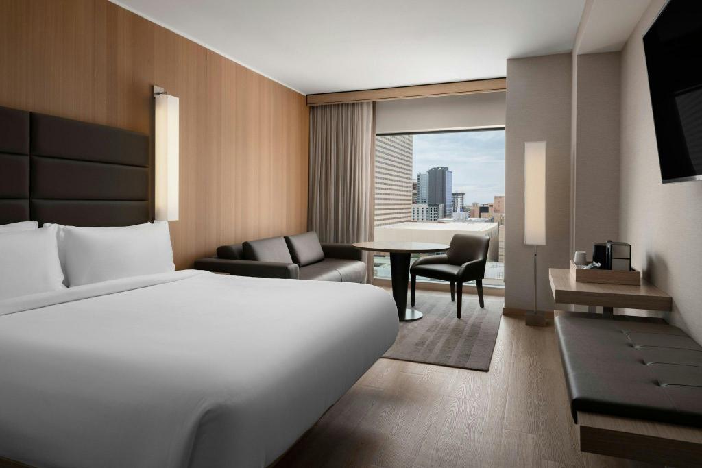 غرفة بسرير كينج مع أريكة في طابق مرتفع