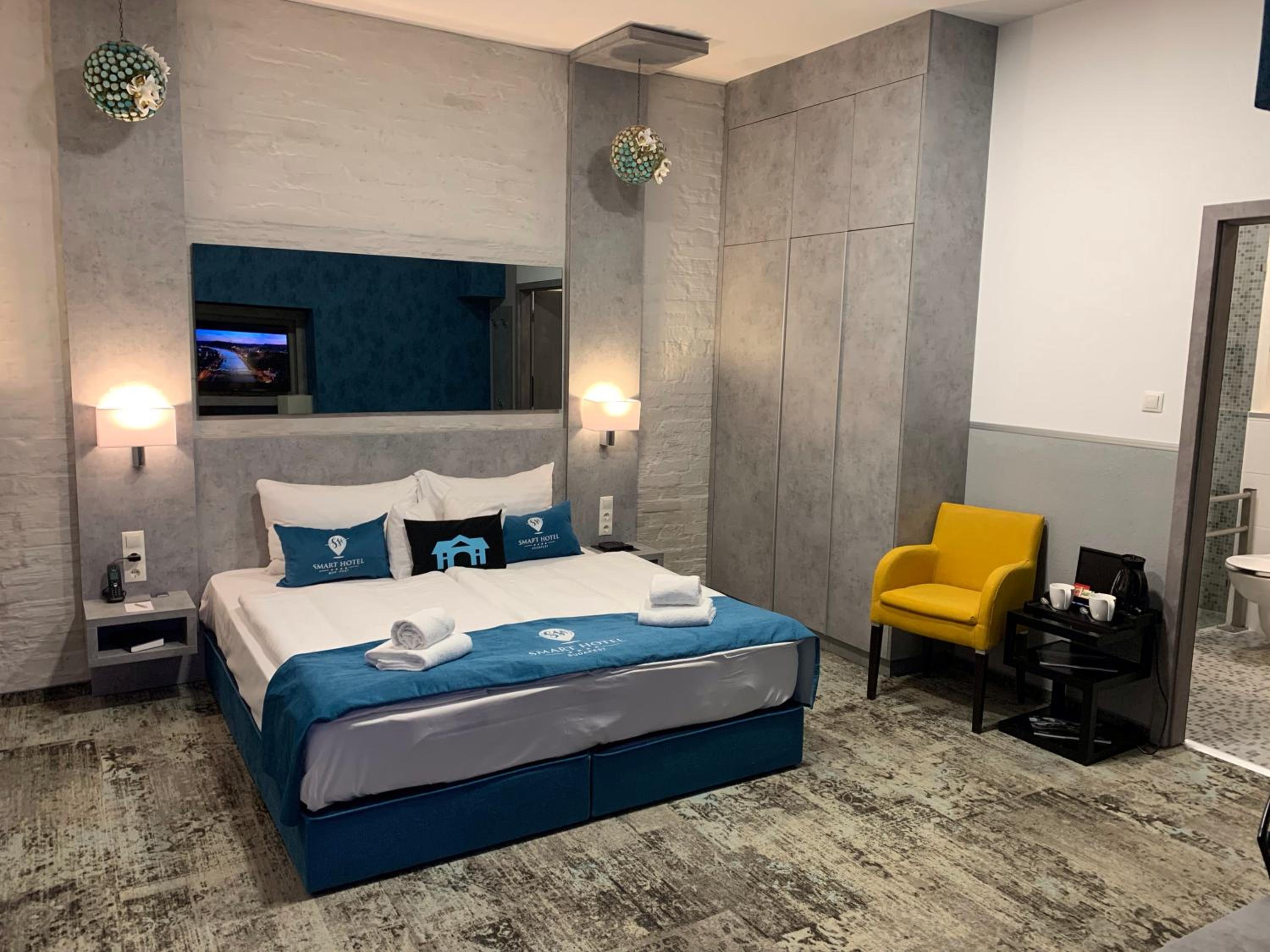 Standard, Queen Bed, No Window