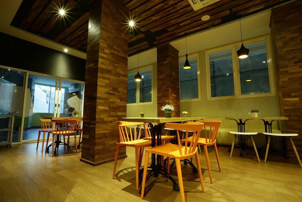 Cleo Hotel Basuki Rahmat 36/46