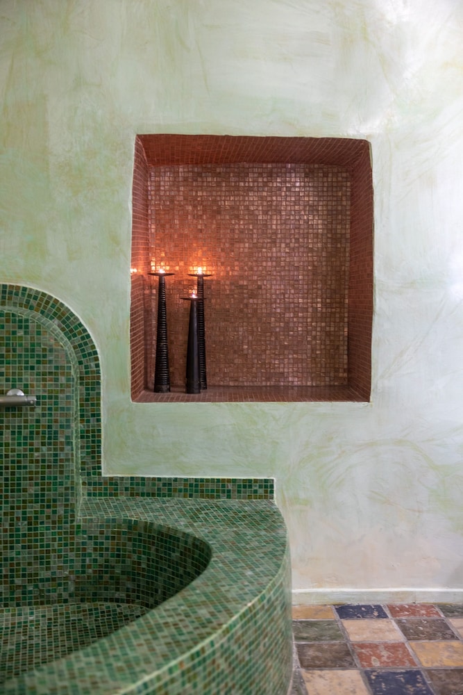 DREAMS LUXURY SUITES 8/50