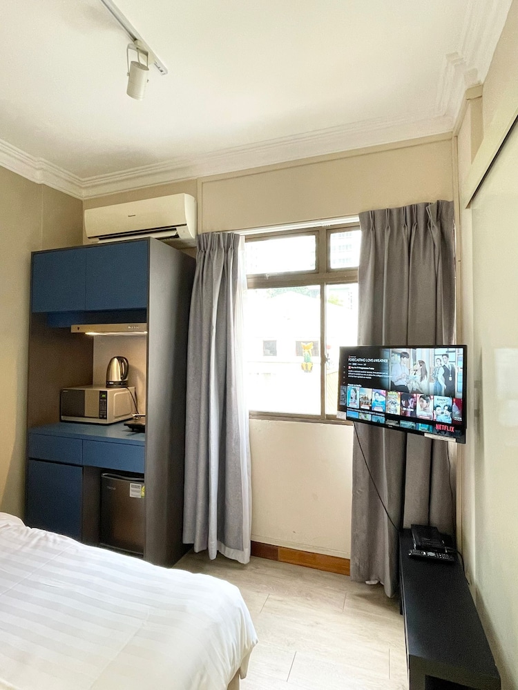 COMFORT, STUDIO, QUEEN BED