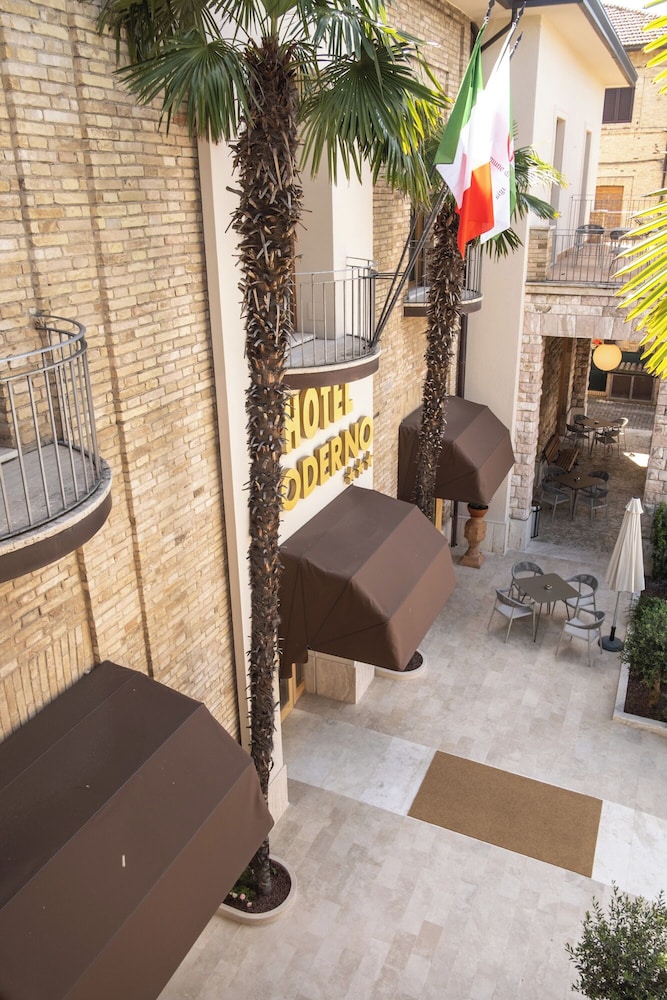 Hotel Moderno Assisi 28/50