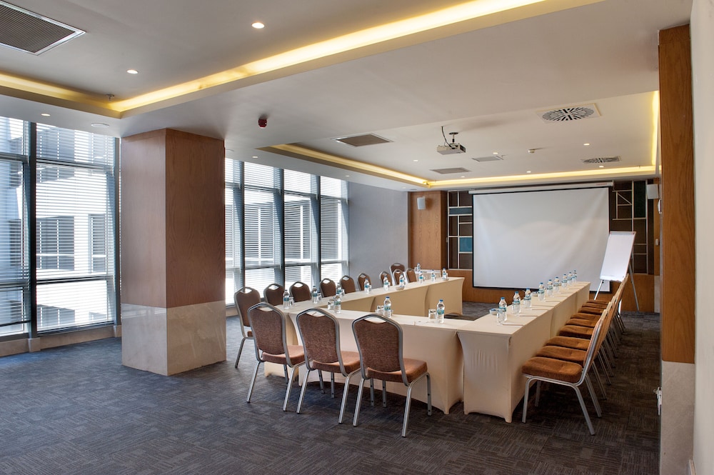 ISG Airport Hotel 55/63