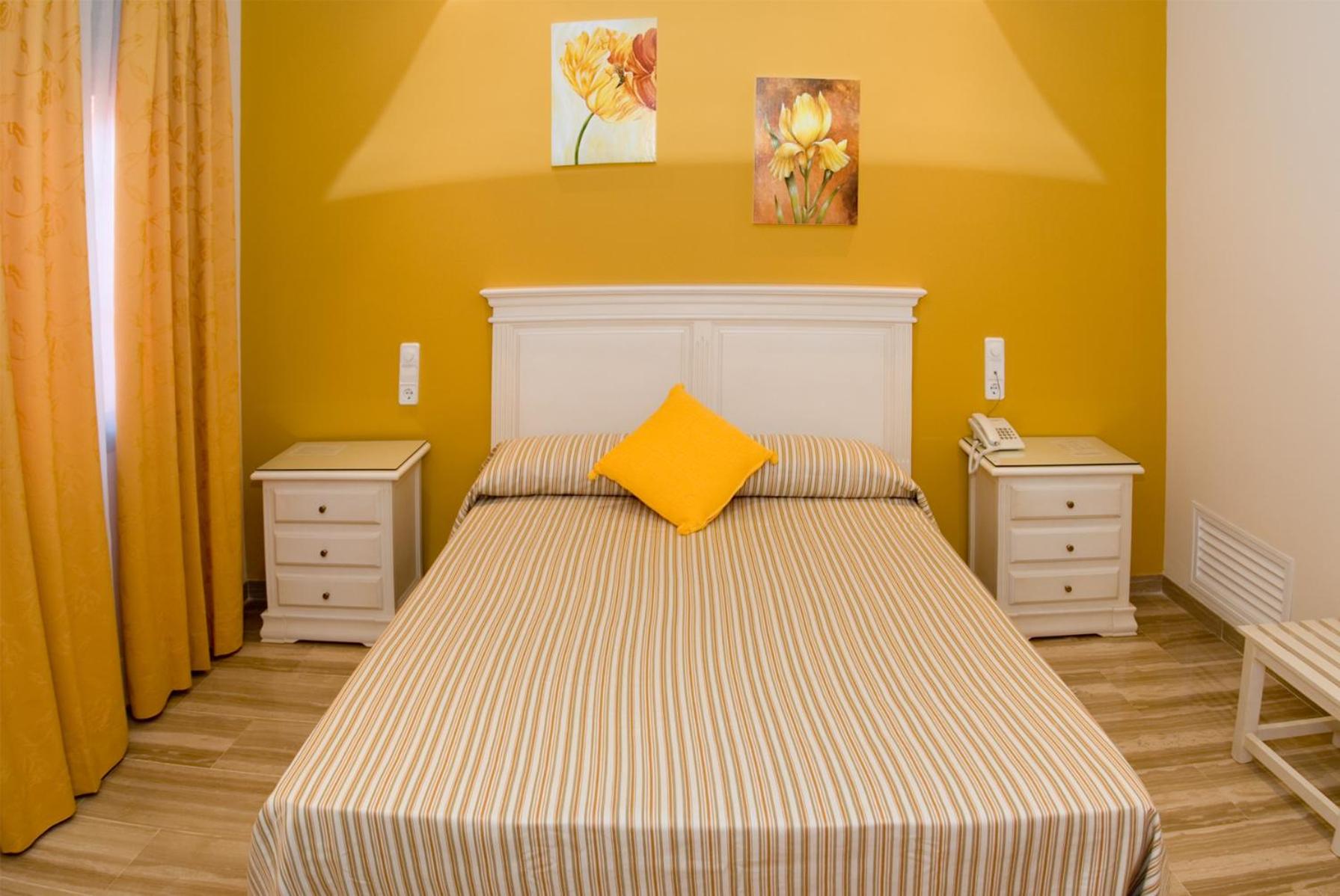 غرفة بسرير مزدوج بجاكوزي، Hotel los Girasoles 2/6