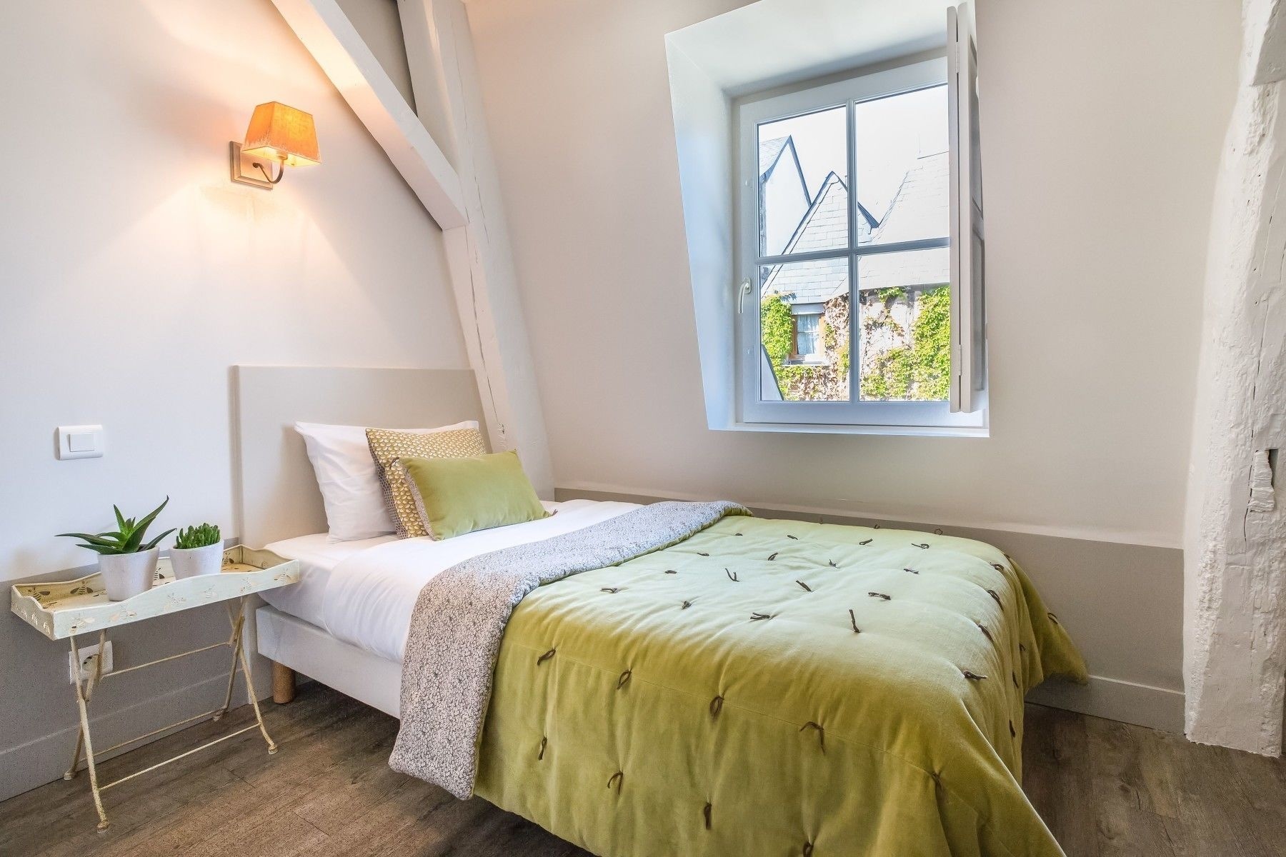 ROOM, SINGLE