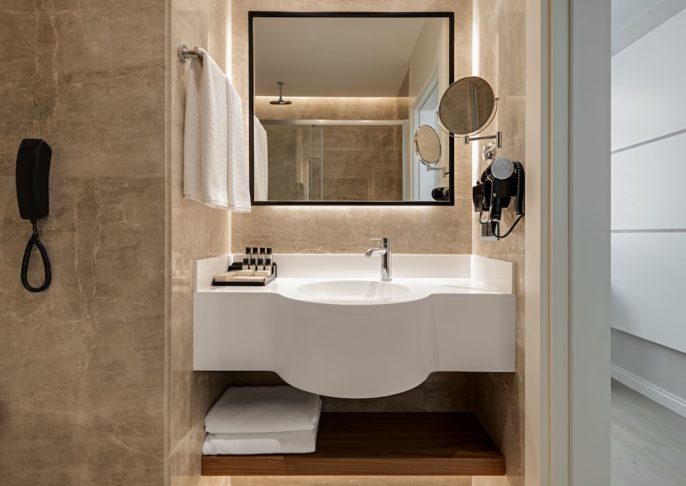 Gleam Collection Hotel 60/62