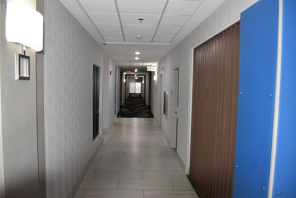 Holiday Inn Express Hotel Suites Mcpherson 4/64