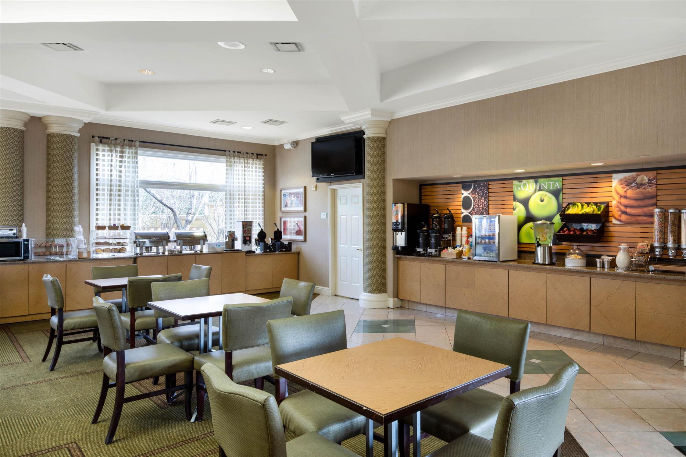 La Quinta Inn and Suites by Wyndham Greenville Haywood 48/68