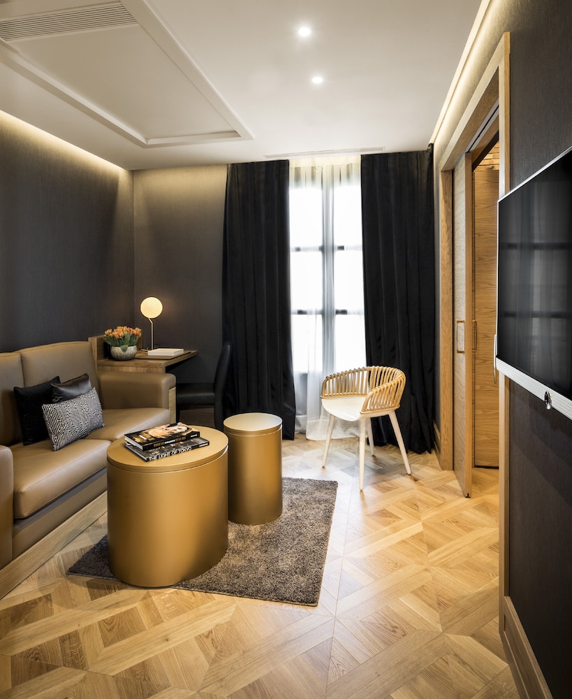Monument Hotel 45/53