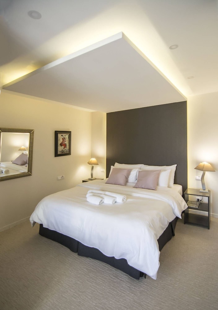 COMFORT, STUDIO, SUITE