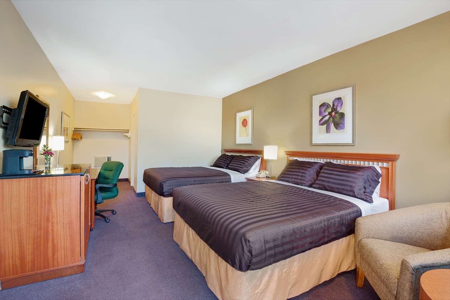 Howard Johnson by Wyndham Lindsay 3/8