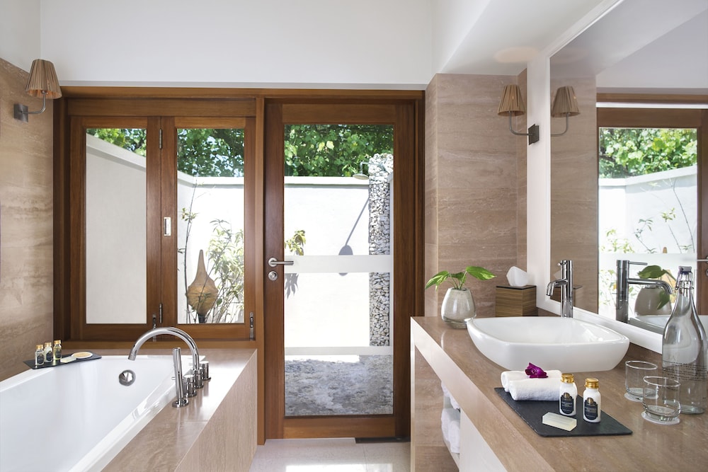 Beach Villa, Deluxe, King Bed, Ocean View، Taj Coral Reef Resort and Spa 4/9
