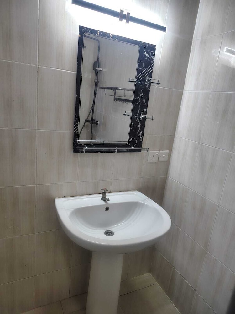 Qua Bruce Apartment 32/35