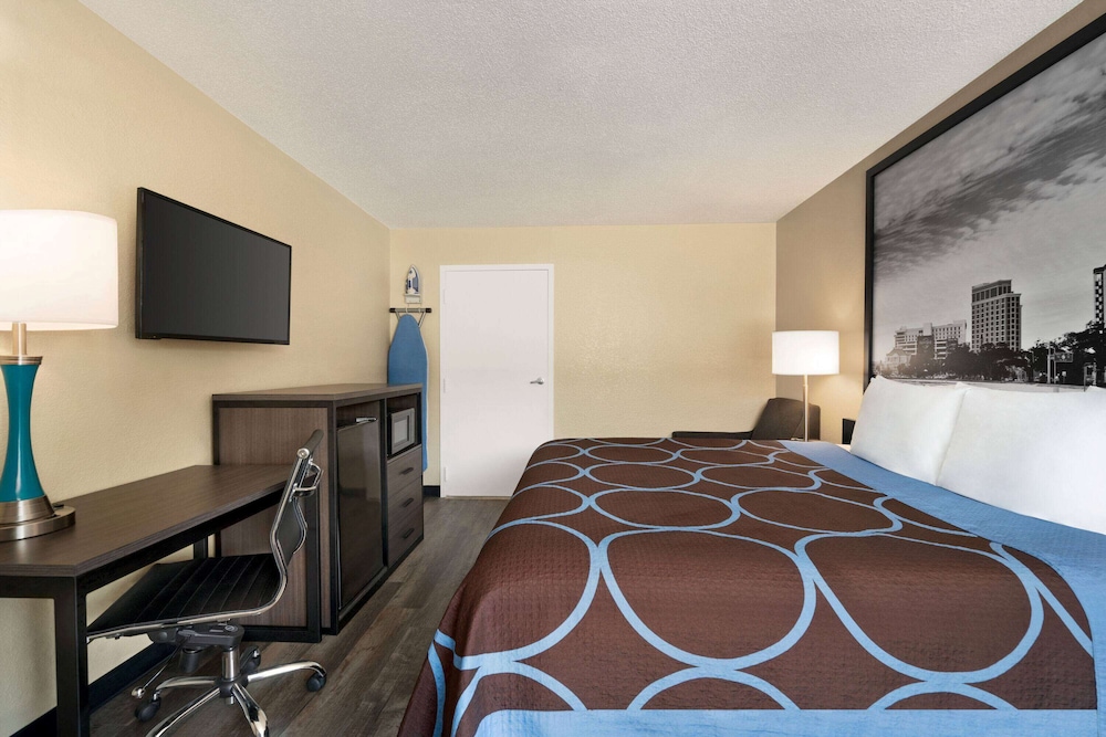 Super 8 By Wyndham Gulfport Near Biloxi 14/57