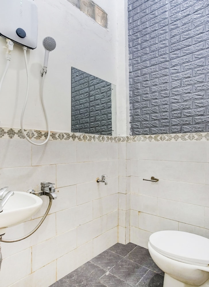 OYO 90124 Oemah Ratu Hostel Syariah 24/28