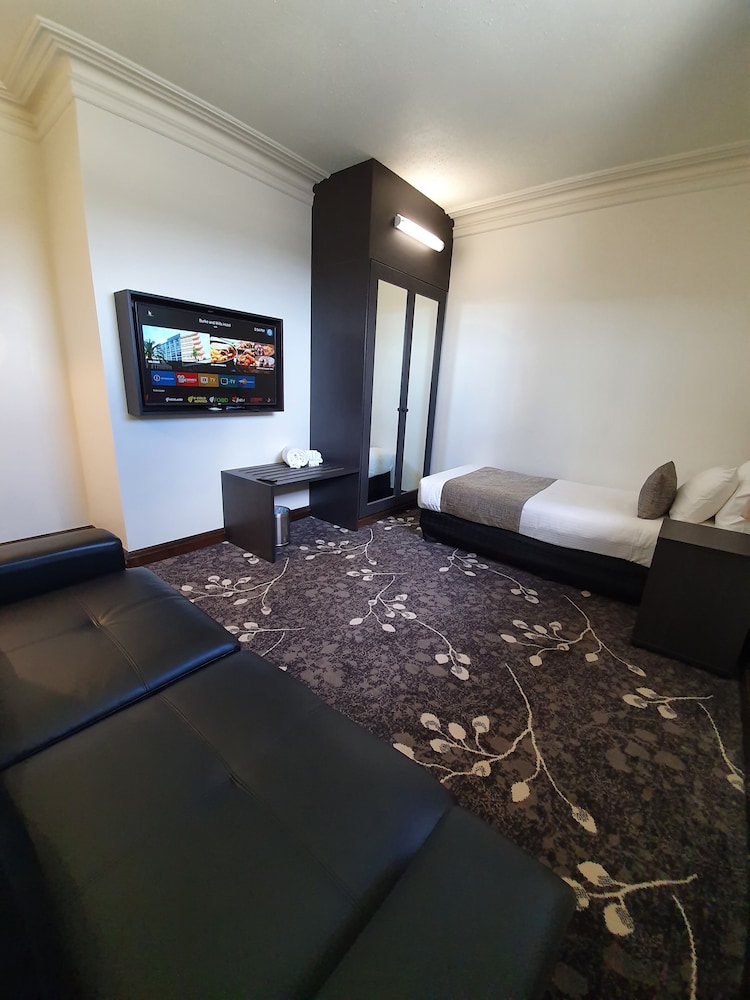 BURKE & WILLS HOTEL 20/63