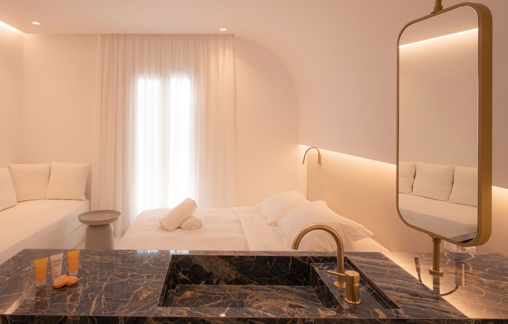 WHITE, SUITE