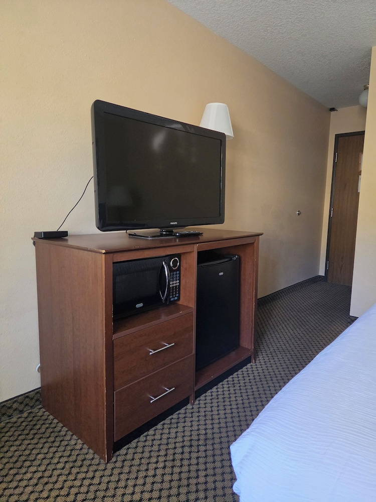 Luxury Inn And Suites 62/75
