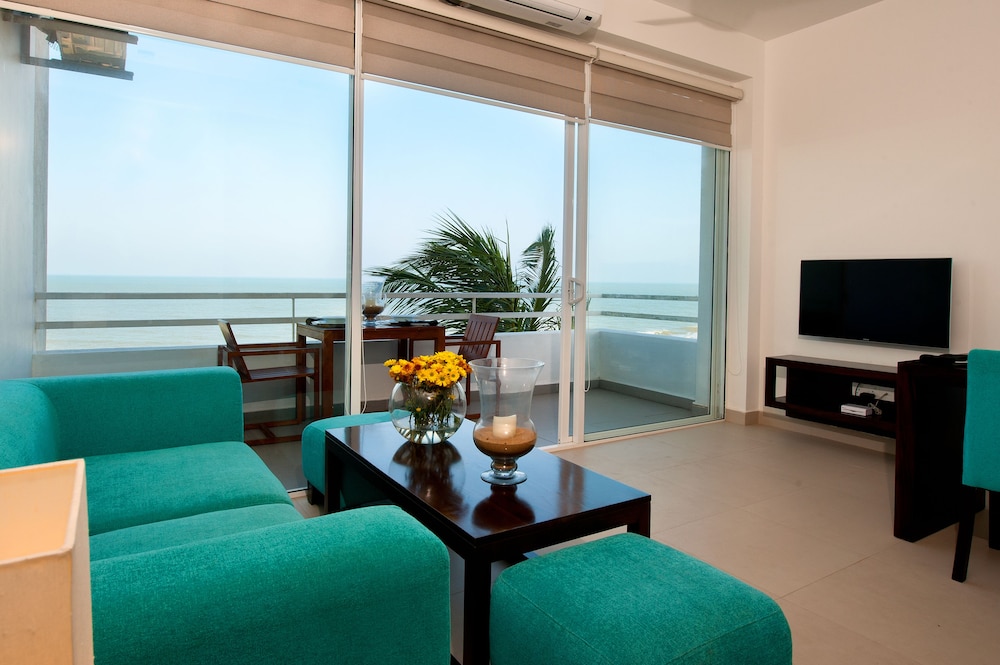 The Beach - All Suite Hotel 30/50