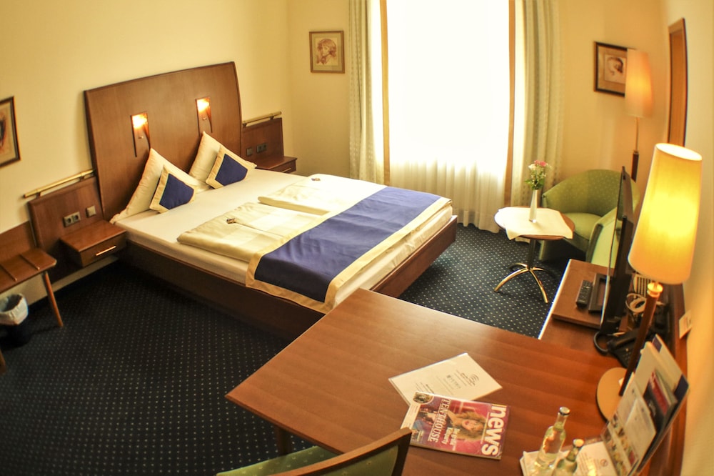 Victoria Hotel 13/50