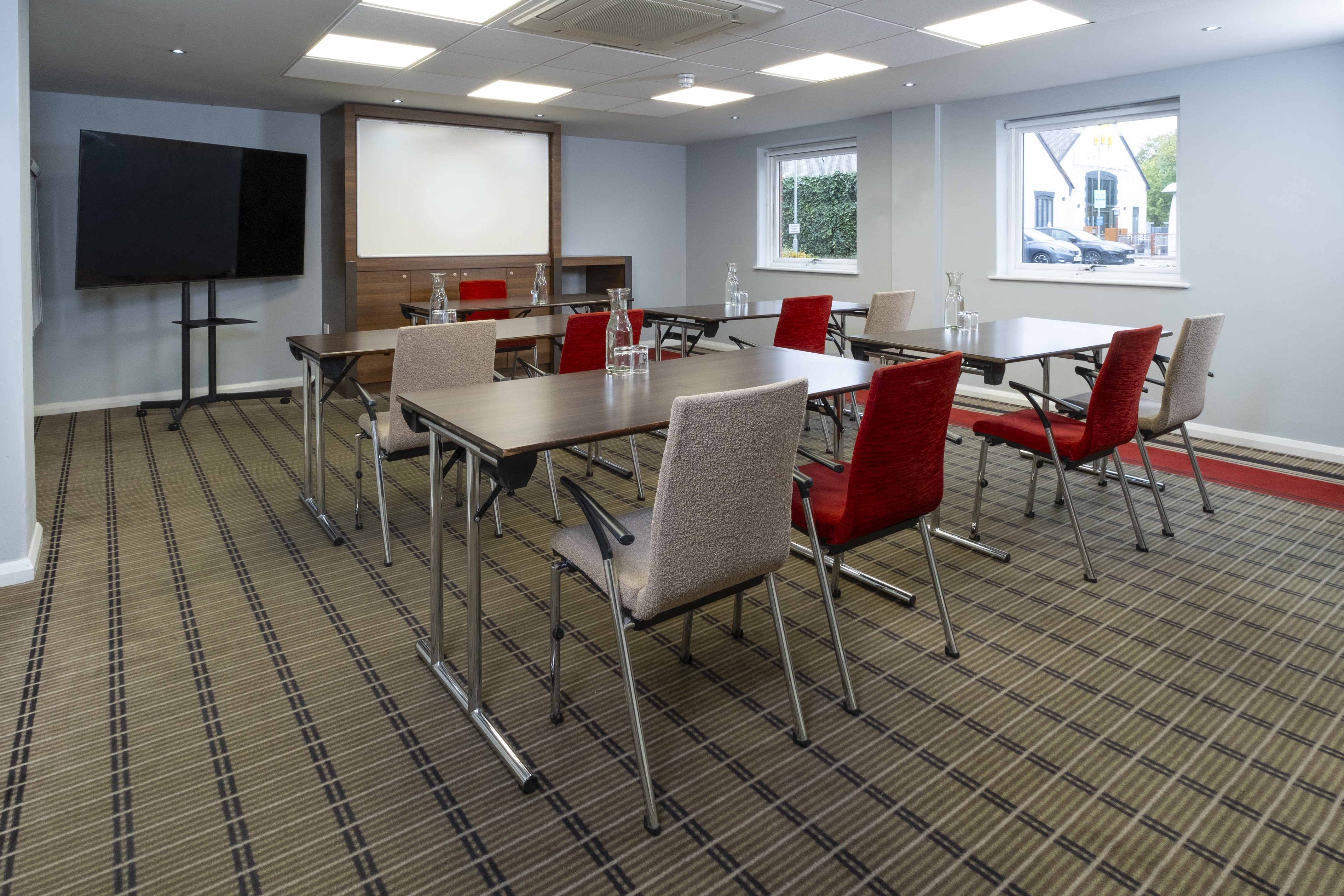 Holiday Inn Express Warwick Stratford Upon Avon 27/34