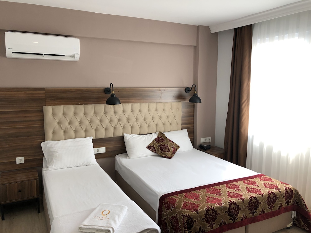 The Reina Hotel 22/70