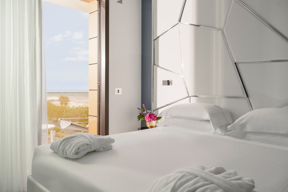 غرفة ديلوكس بسرير كينج بشرفة بإطلالة جزئية على البحر، The Promenade Luxury Wellness Hotel 4/9