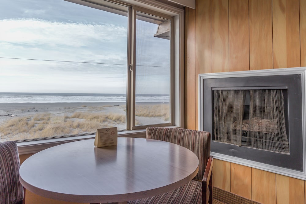Ebb Tide Oceanfront Inn 48/73