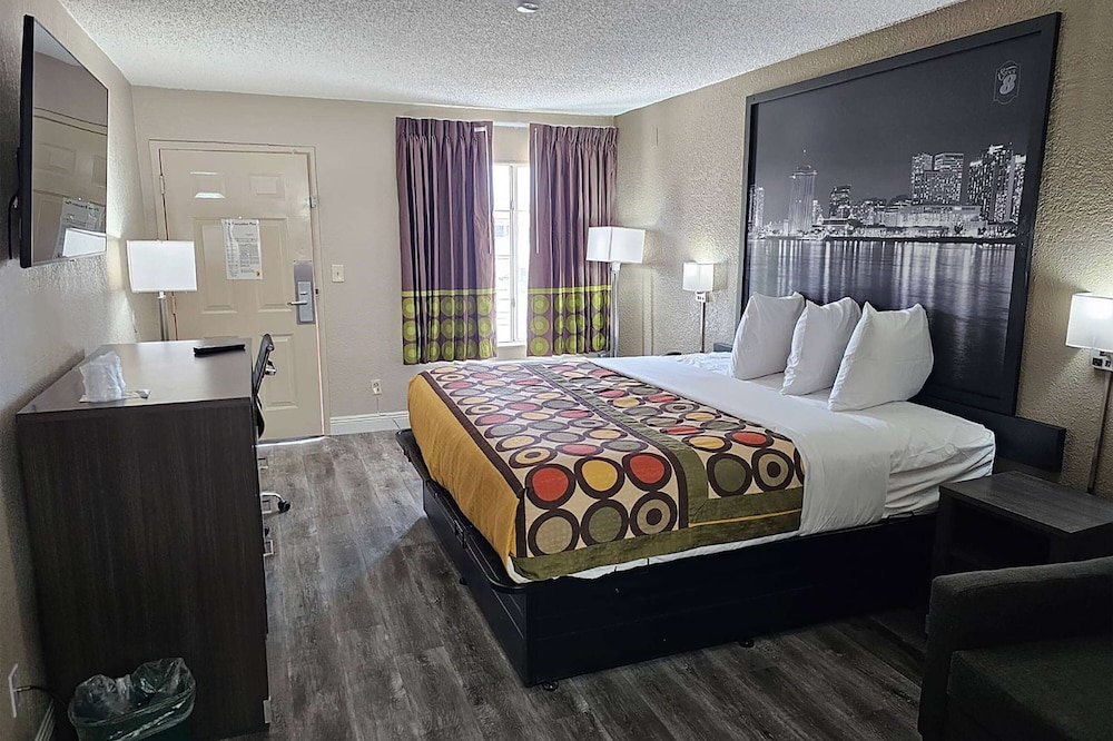 غرفة بسرير كينج للمدخنين، Super 8 By Wyndham Metairie 3/4
