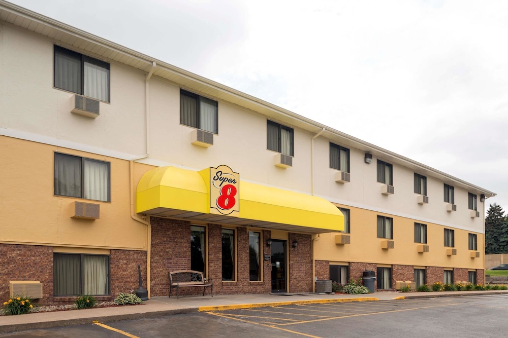 Super 8 by Wyndham Omaha NE 5/28