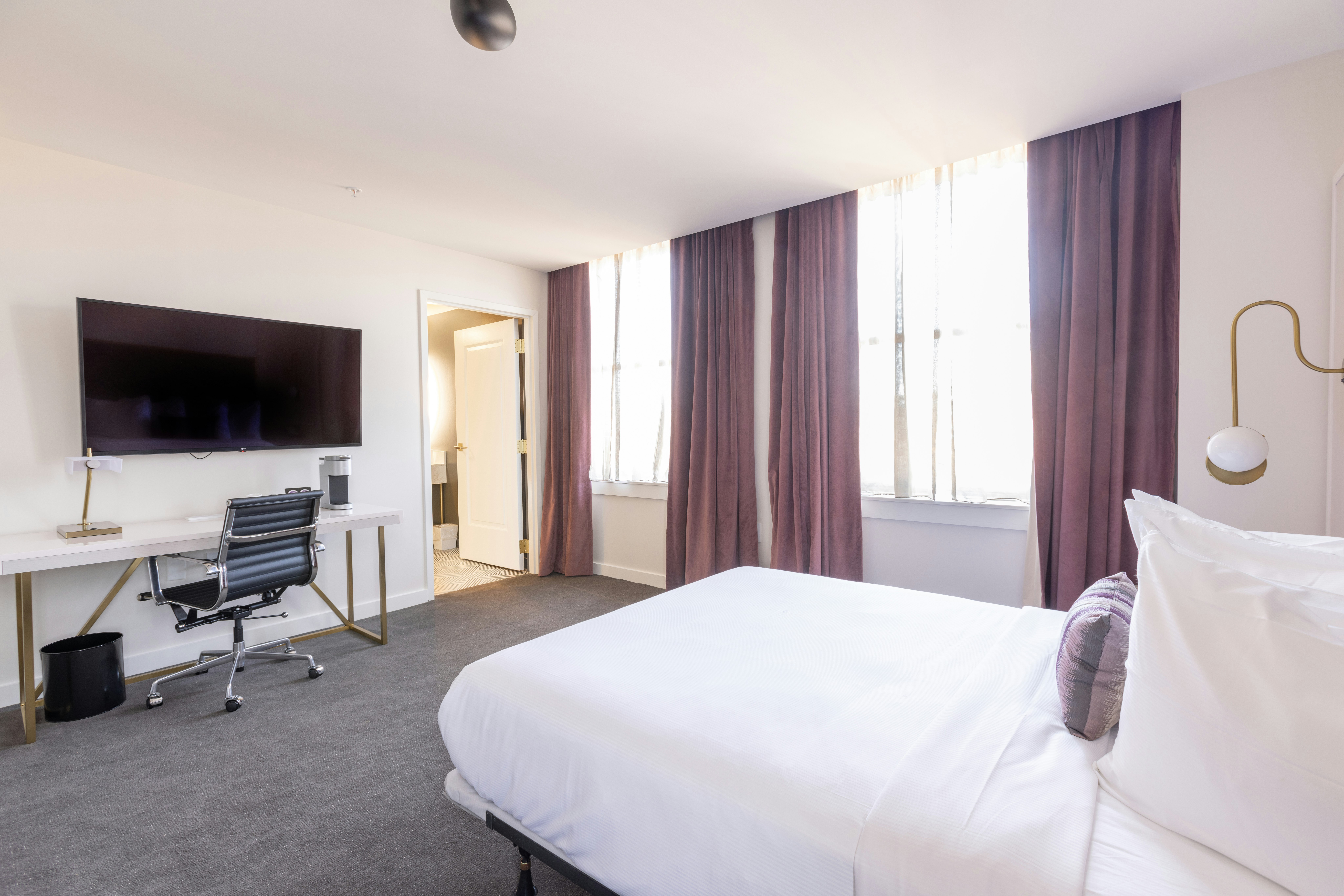 ROOM, KING BED