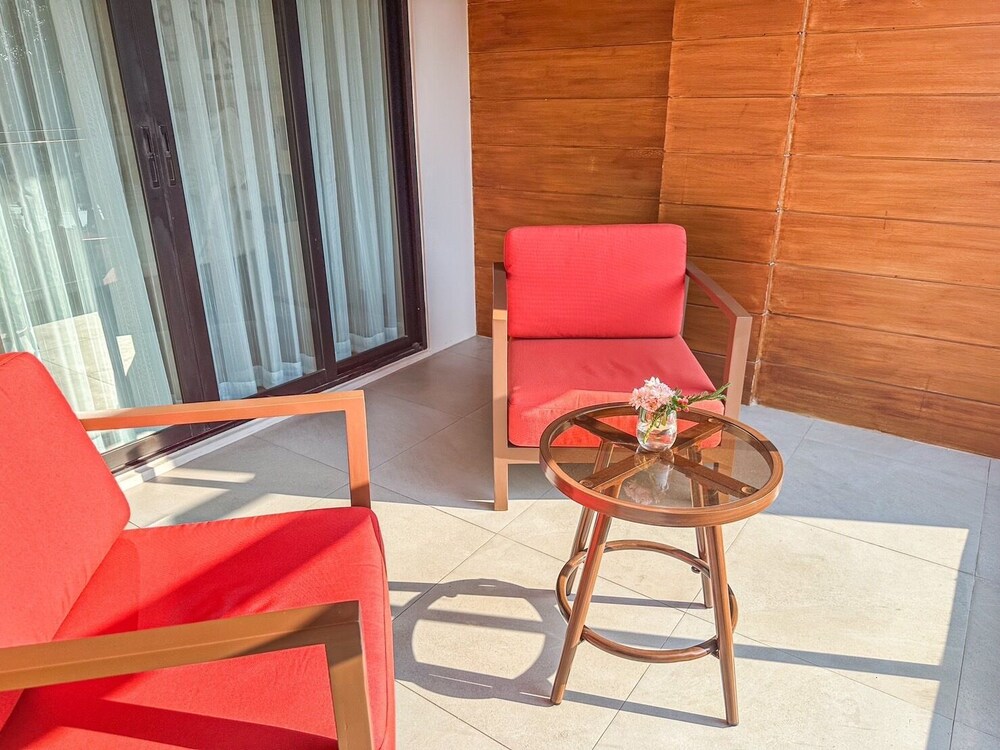 March Hotel & Suite Riverside 53/60