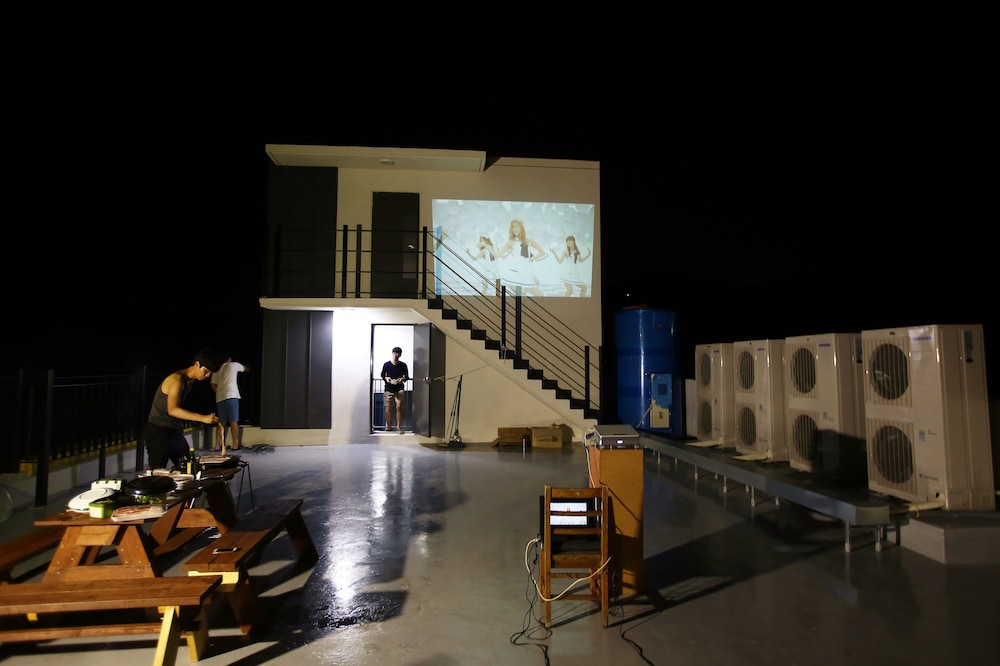 Flora Hostel Pension 15/25