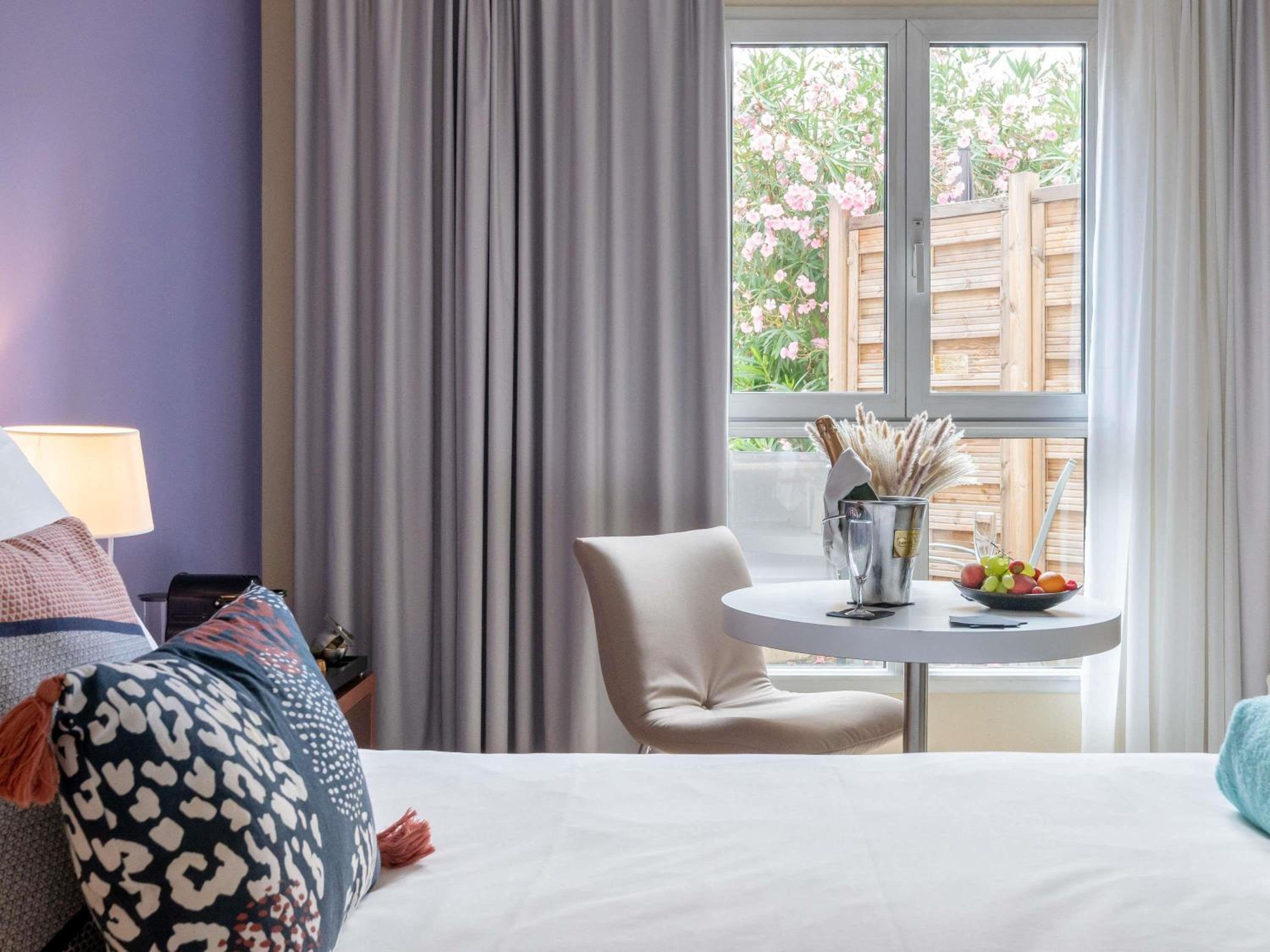 جناح جونيور بسرير كوين مع أريكة، Mercure Antibes Sophia Antipolis Hotel 4/9