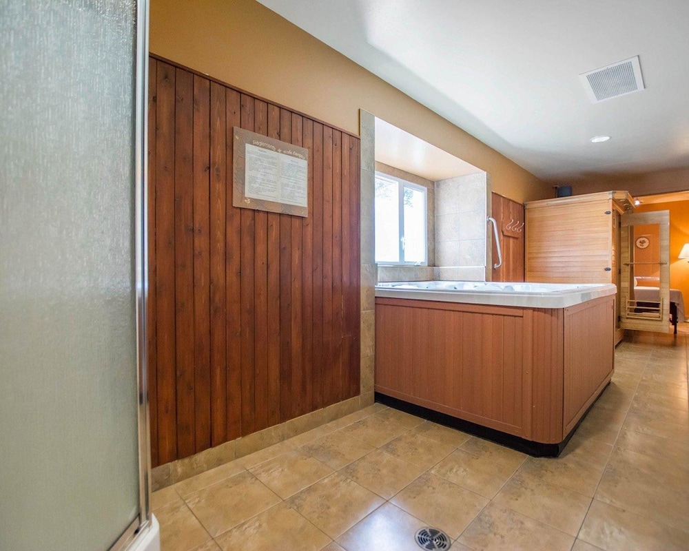 Comfort Inn Mont Laurier, QC 3/46