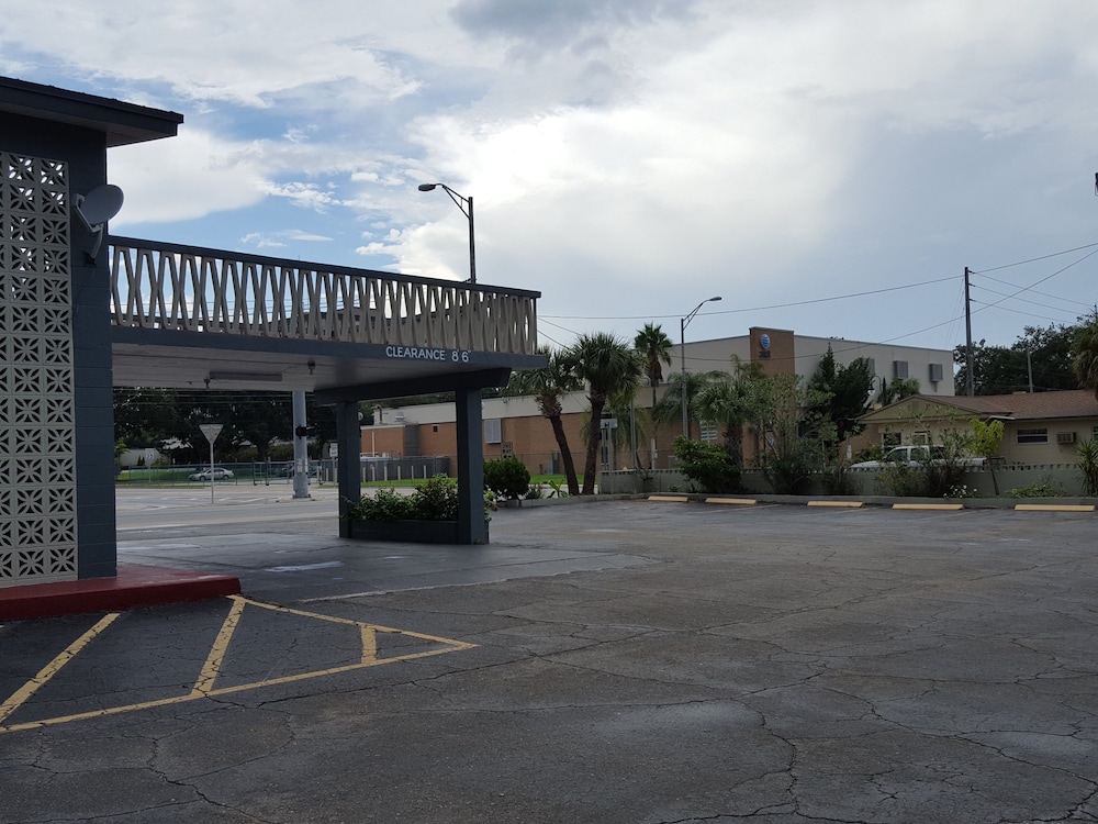 Three Oaks Motel 5/37