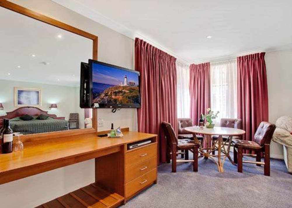 Bushmans Motor Inn 30/31
