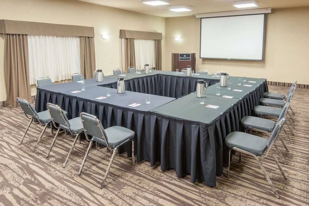 Ramada By Wyndham Drumheller Hotel & Suites 23/27