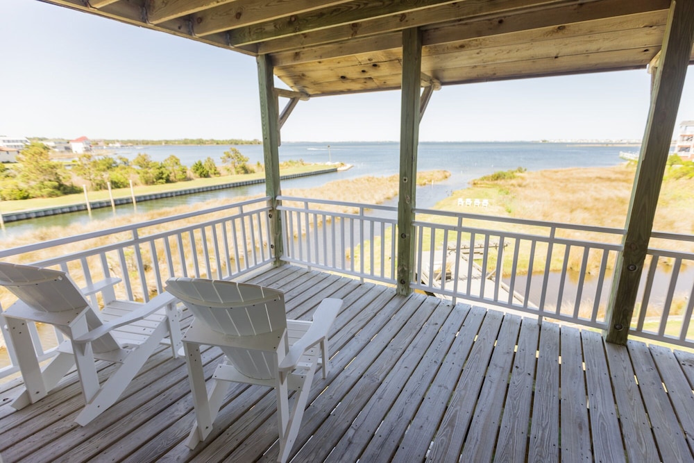 The Burrus House Inn Waterfront Suites 25/50