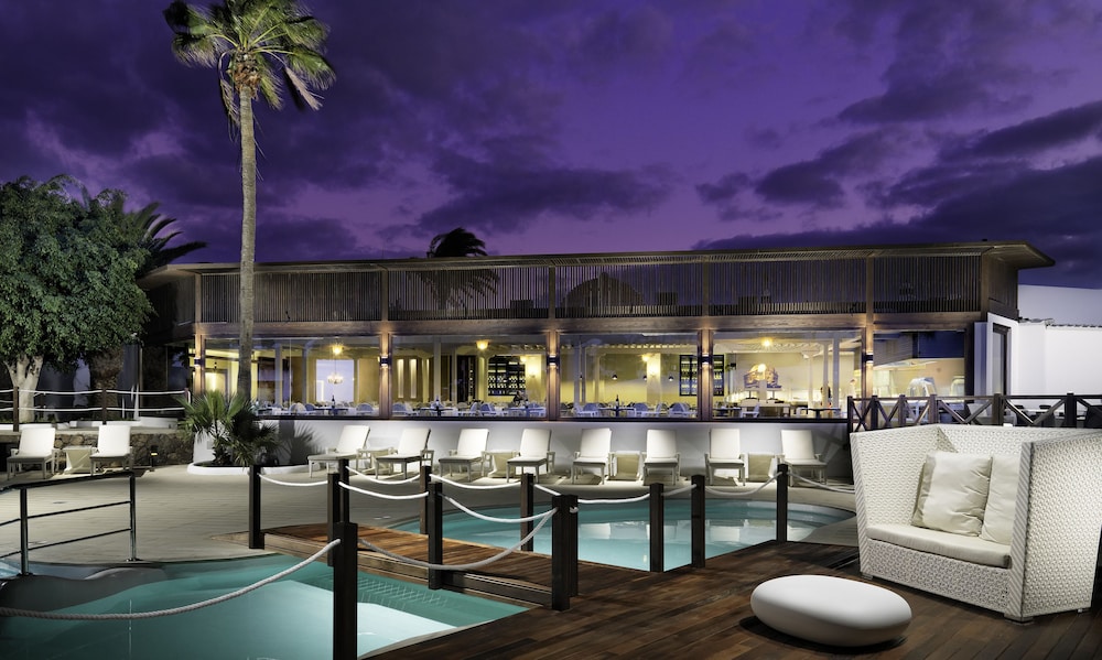 H10 White Suites - Adults Only 12/70