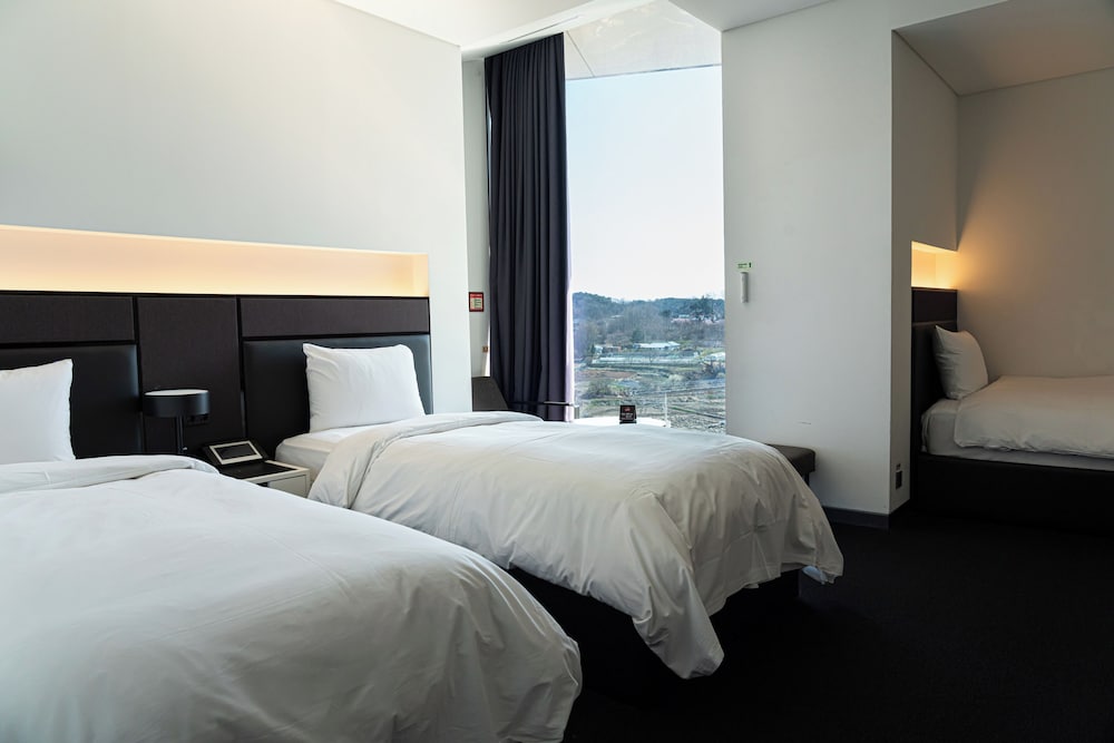 غرفة ديلوكس عائلية بسرير كوين وسرير فردي بإطلالة على الجبل، Hotel Ora Incheon 3/7