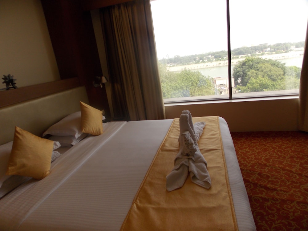 SILVER CLOUD HOTEL 31/71
