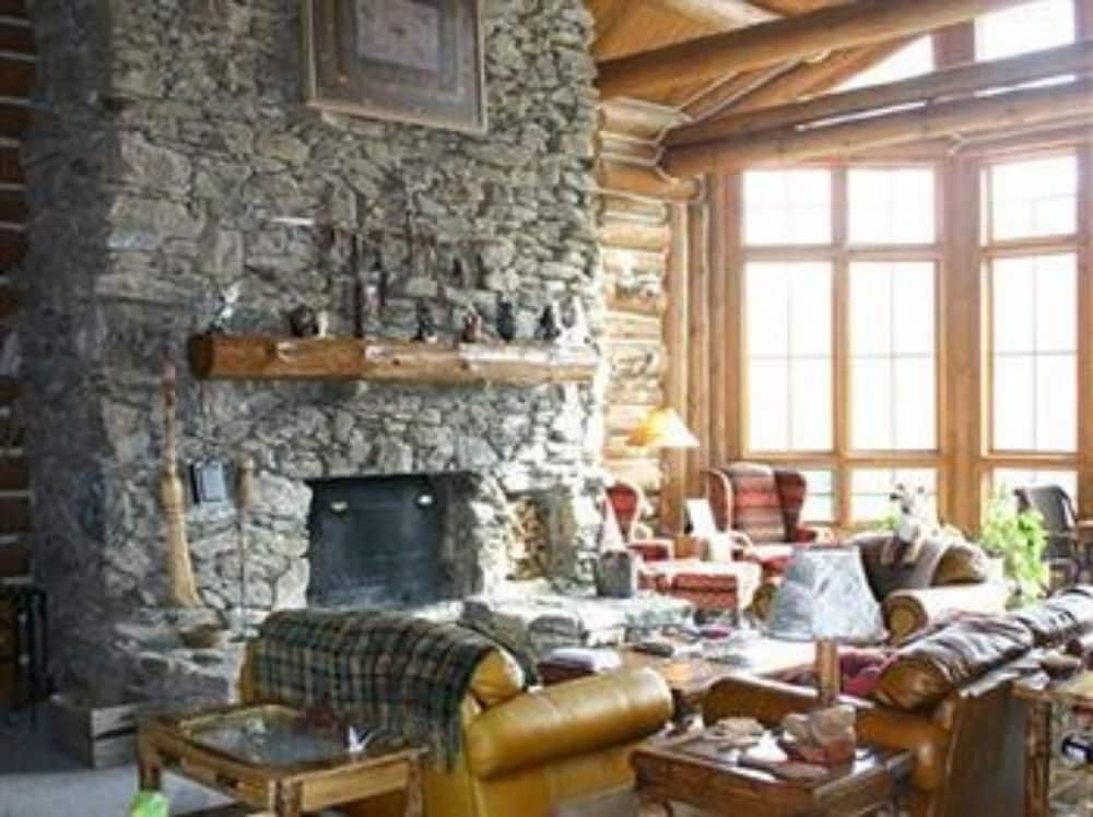 Wildberry Lodge Bed &amp; Breakfast 24/50