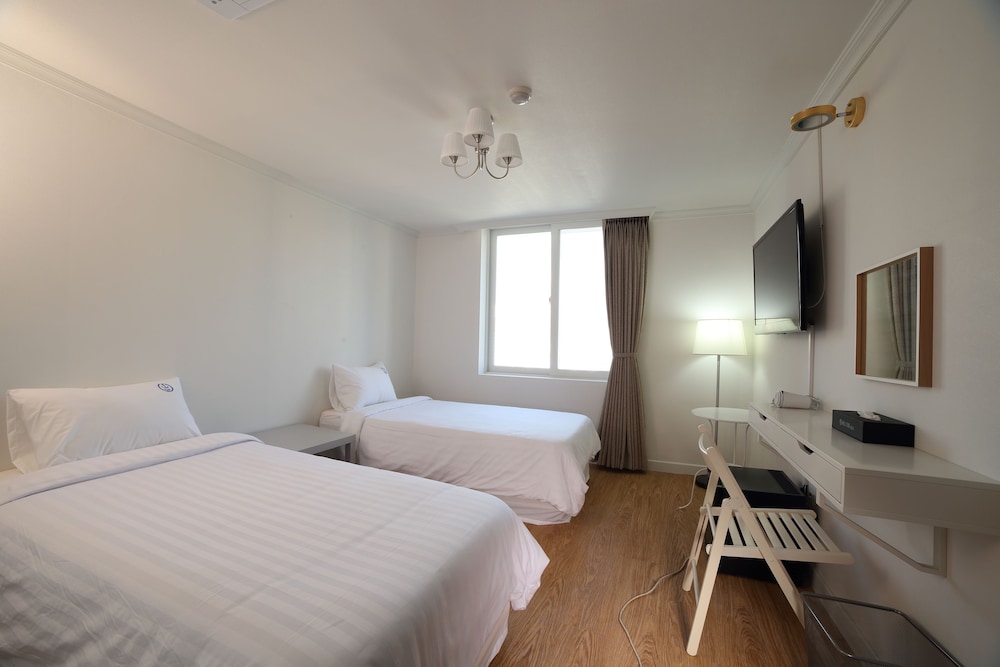 Basement, Standard, Twin Beds, City View, No Parking
